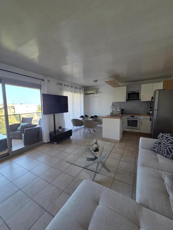 Charming 2 bedroom with sea view, pool and parking - 5