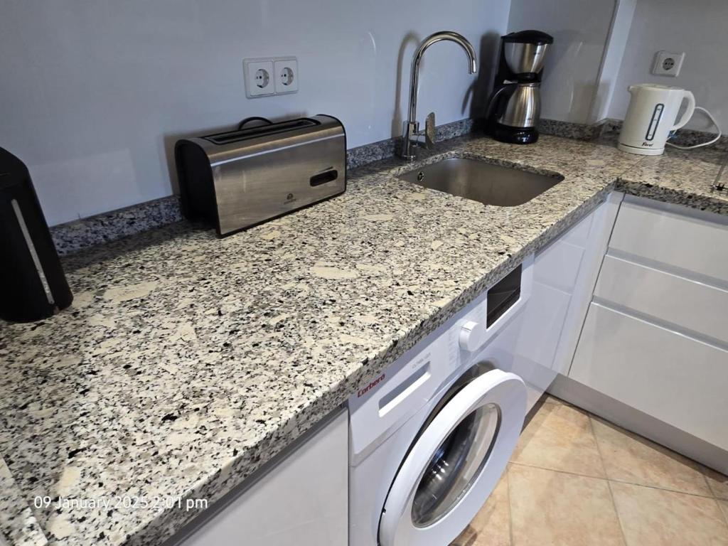 Charming 1 Bedroom Apartment in BenalBeach - 3