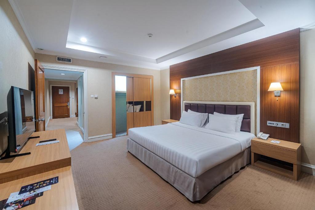 Surabaya Suites Hotel Powered by Archipelago