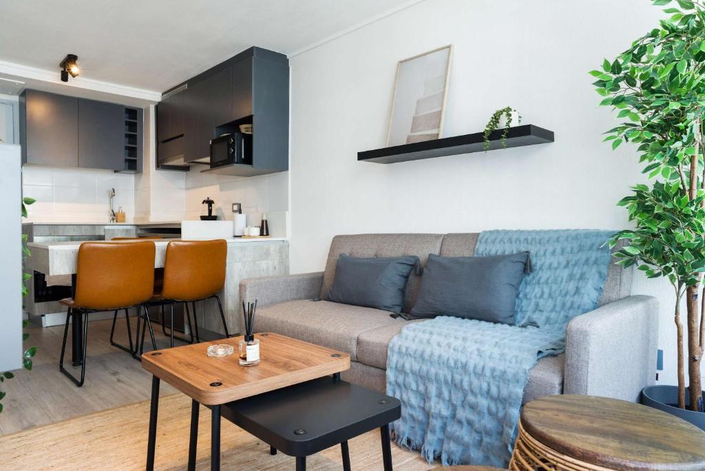 Chic Downtown Retreat Cozy 1BR Apartment for 3 - 5