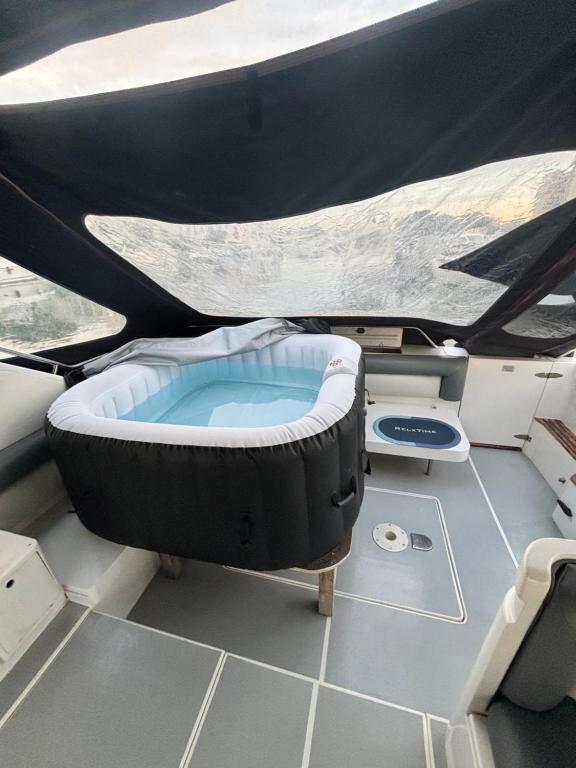Boat with Jacuzzi - Bateau avec Jacuzzi - 2