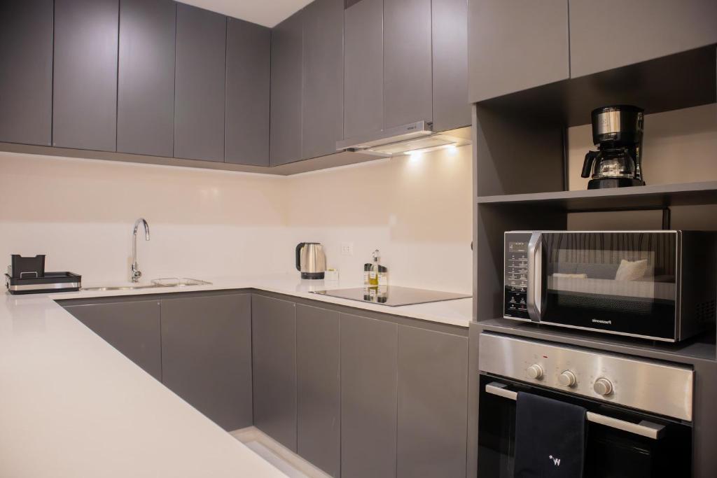 Relaxing 3BR Balcony in Vibrant Miraflores - 3