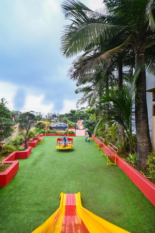 Garden, Hotel Aristro in Lonavala