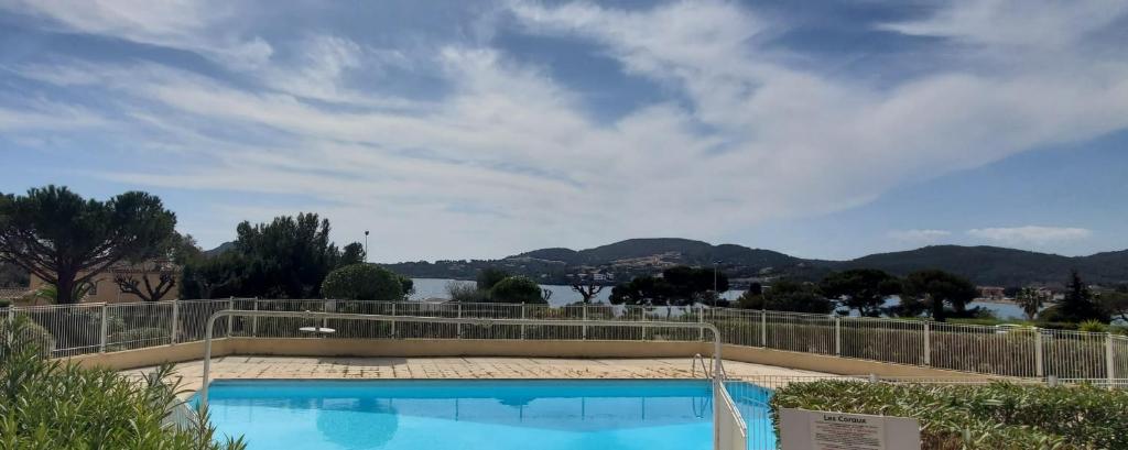 Bright cocoon with pool - facing the sea - 3