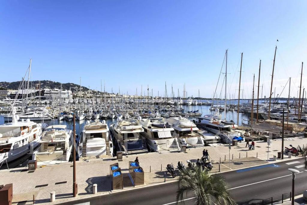 REF 847 - Cannes Center - Sea view apartment for rent - 3
