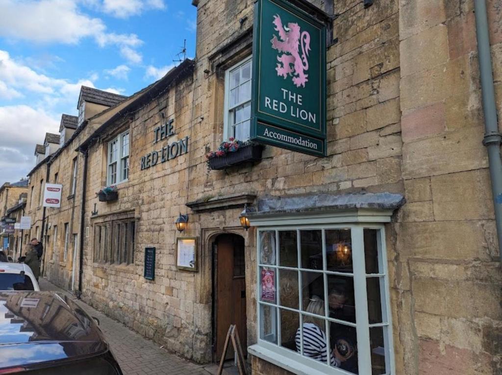The Red Lion Inn - dog-friendly pub with rooms in Chipping Campden