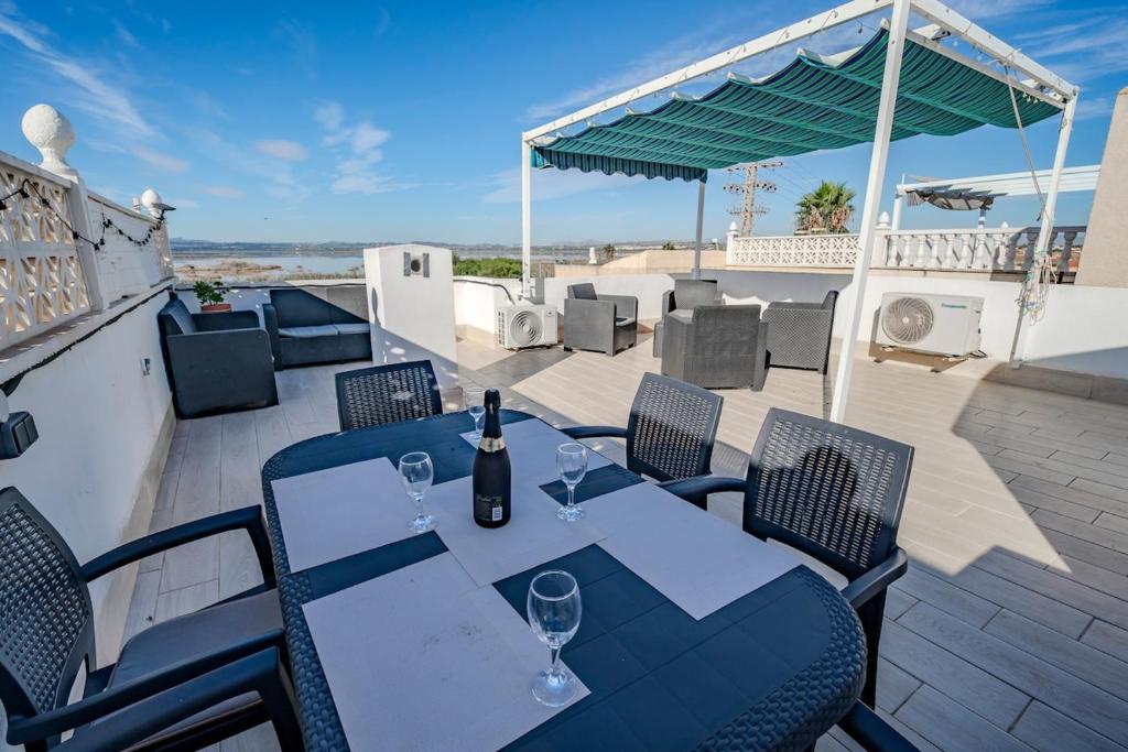 Spacious 3-Bed Apartment with Stunning Lake Views - 1