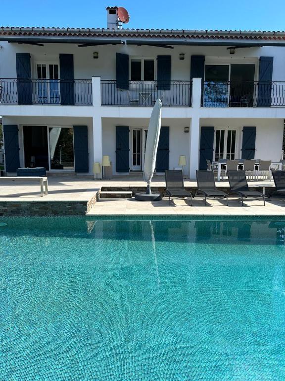 grande maison avec grande piscine - 4