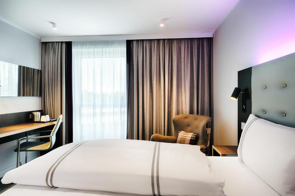 Guestroom, Premier Inn Lübeck City Centre in Lubeck