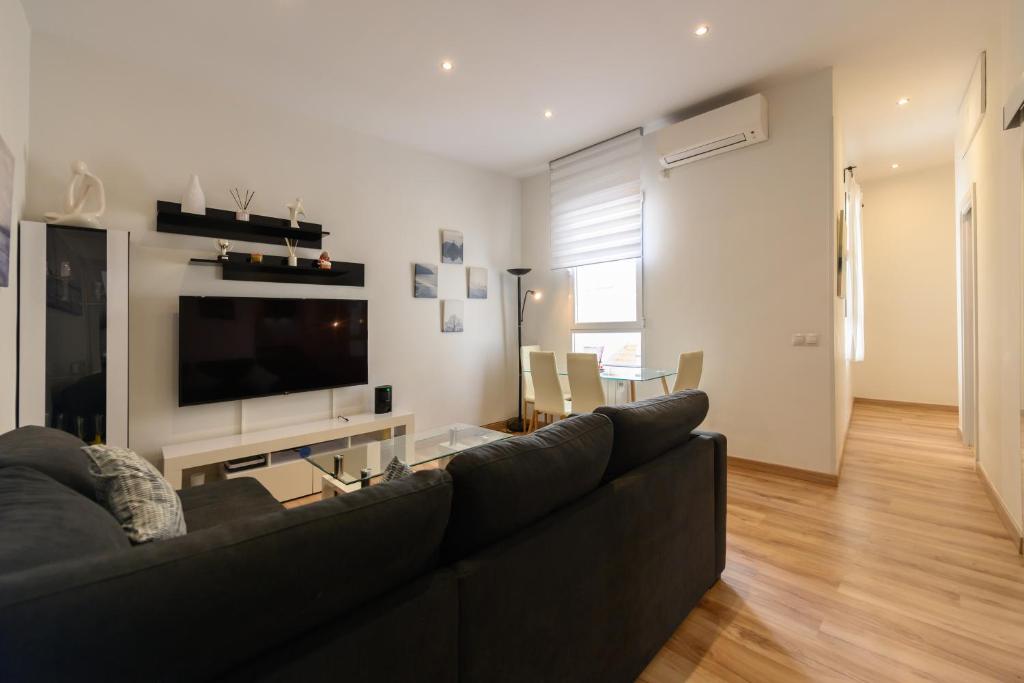 Apartamento con 2 dormitorios, 2 baños y sofá cama ideal para familias en Madrid Temporal CAR1012 - 2