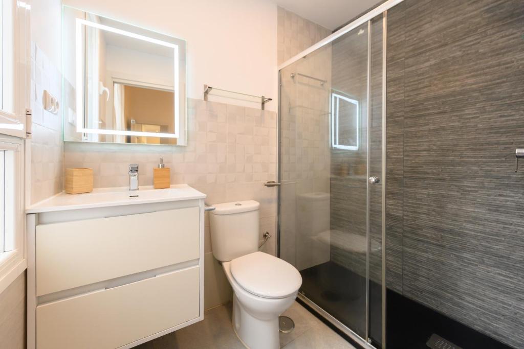 Apartamento con 2 dormitorios, 2 baños y sofá cama ideal para familias en Madrid Temporal CAR1012 - 5