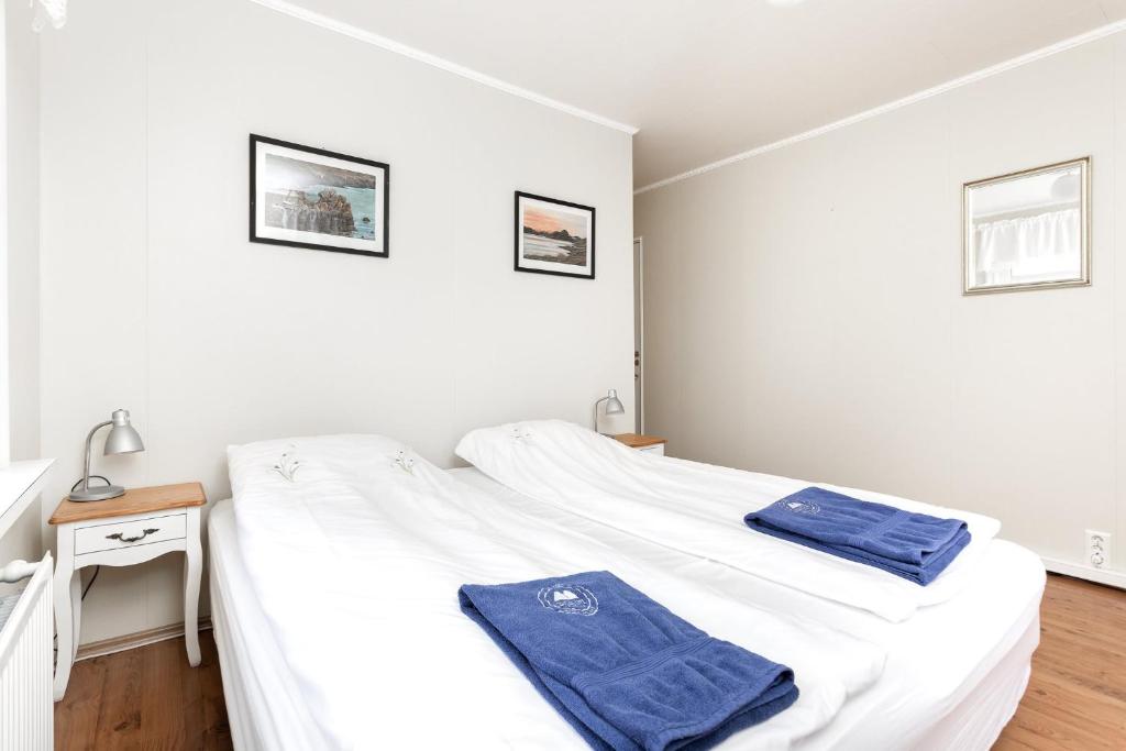 Twin Room with Shared Toilet