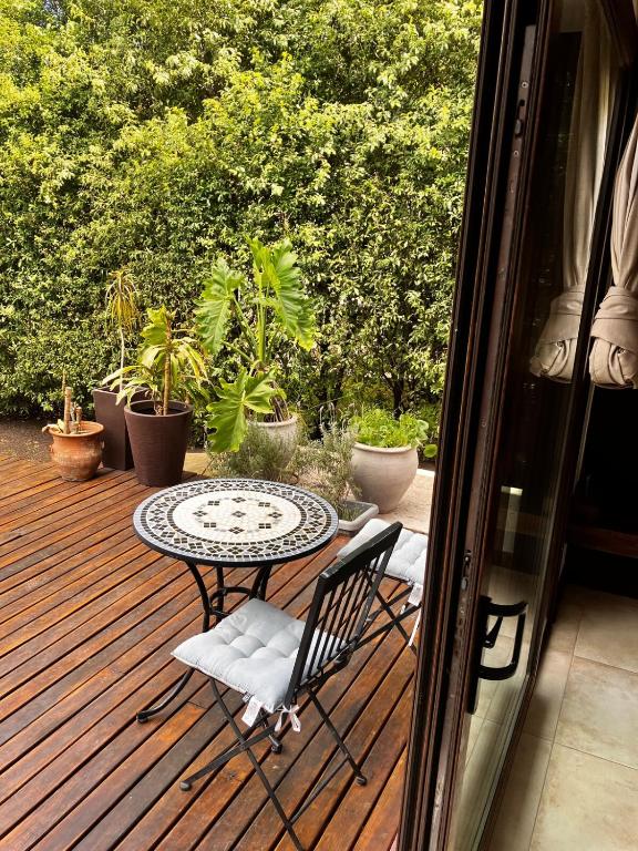 Espectacular casa con pileta en Barrio Privado - 2