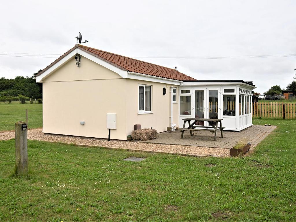 Orchard Farm Cottage, Lowestoft - pet-friendly stay