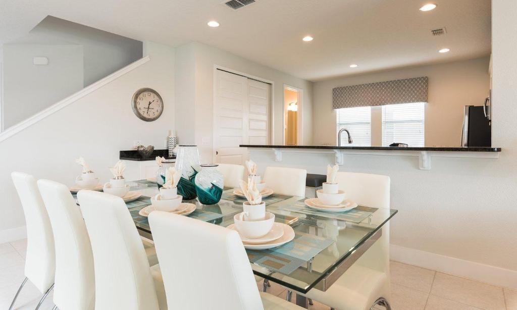 Wonderful 6 Bdrm House with Game Room at Encore 전경