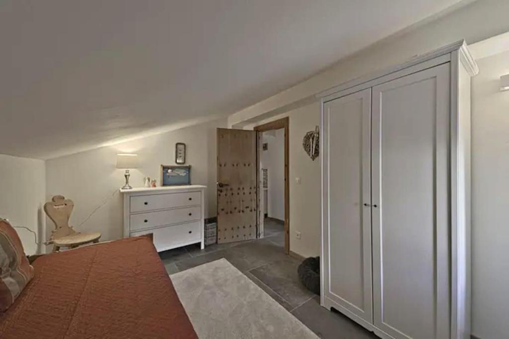Attic Lake View with Free Parking - 3