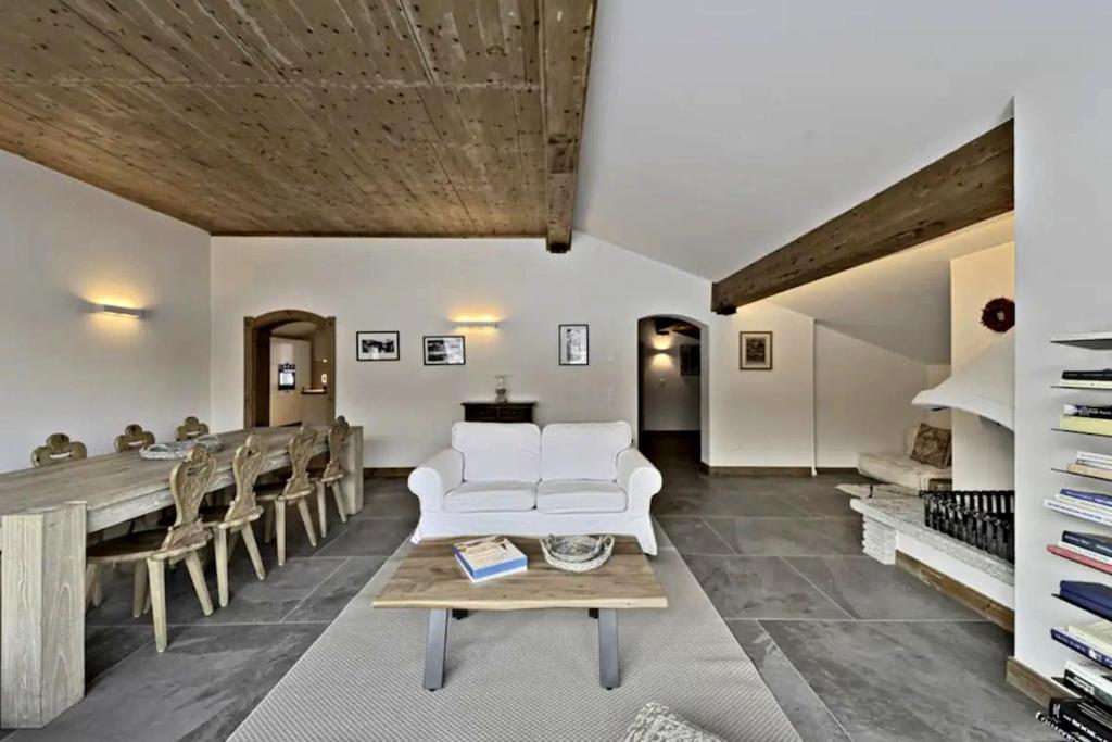 Attic Lake View with Free Parking - 1