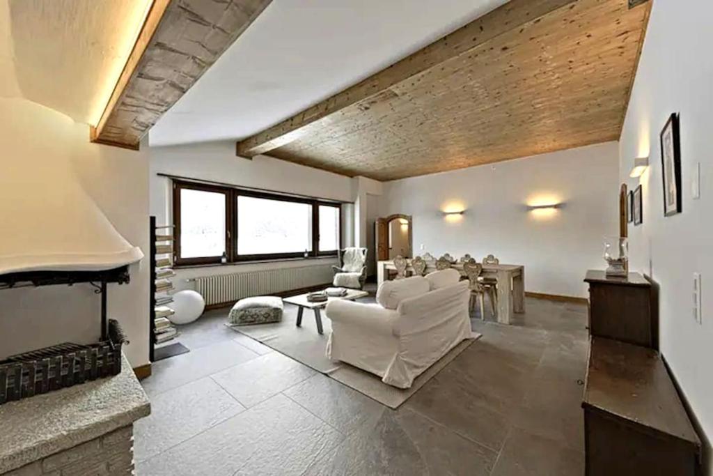 Attic Lake View with Free Parking - 2