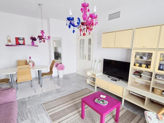 Chic 1 Bedroom Holiday Apartment in Calle Timón - 2