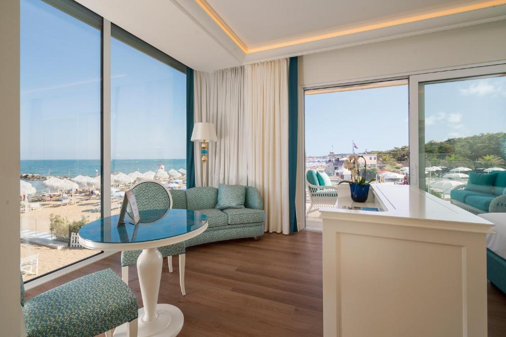 Riviera Resort Hotel - 3
