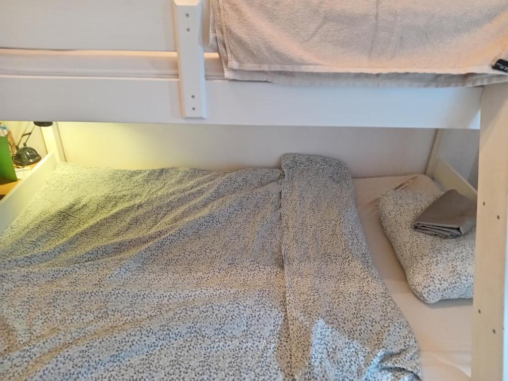 Bedroom with the common use of common areas for 1 to 2 guests at a time maximum I sleep in the walk through living room so only females w a kid or two - 2