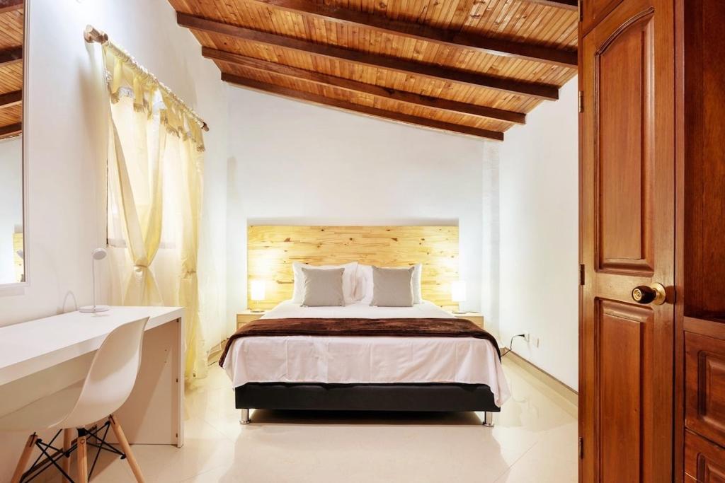 Spacious House with Garden & View over Medellin - 4