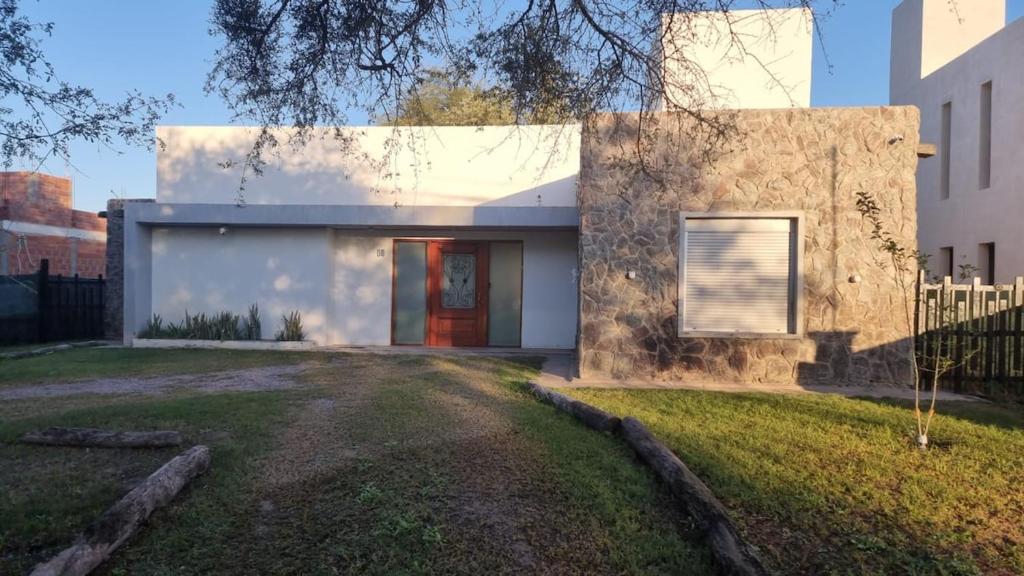 Hermosa casa en barrio privado - 1