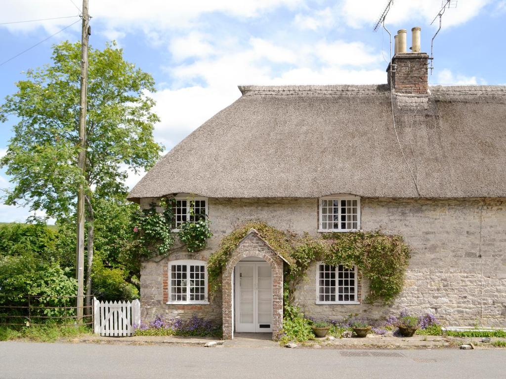 The Old Post Office - dog-friendly thatched cottage near Dorchester