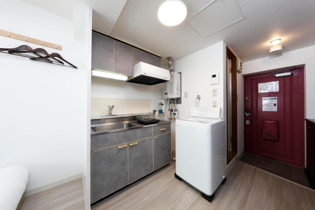 クレストコート北大前 아파트 내부 주방 및 거실 공간