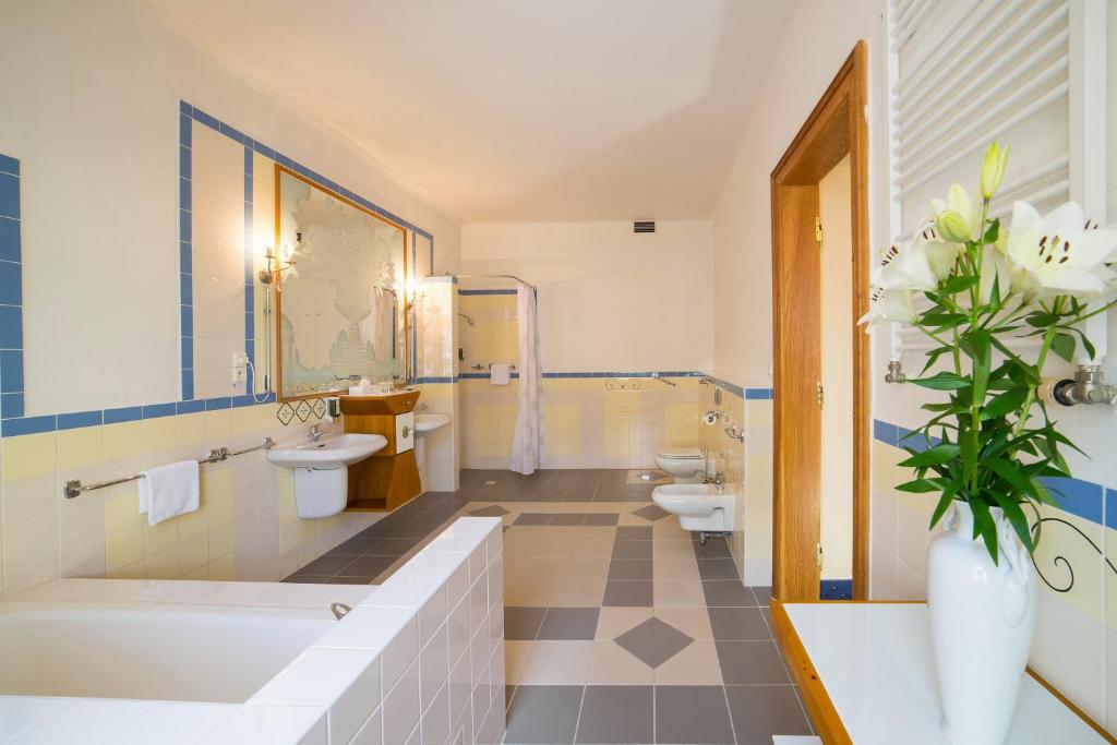 Hotel Three Lilies photo