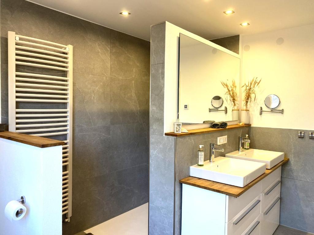 Modernes & zentral gelegenes Ferienhaus mit Garten und Parkplatz - 3