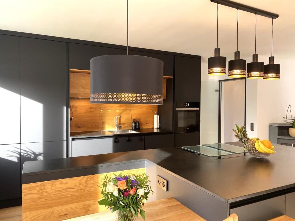 Modernes & zentral gelegenes Ferienhaus mit Garten und Parkplatz - 1