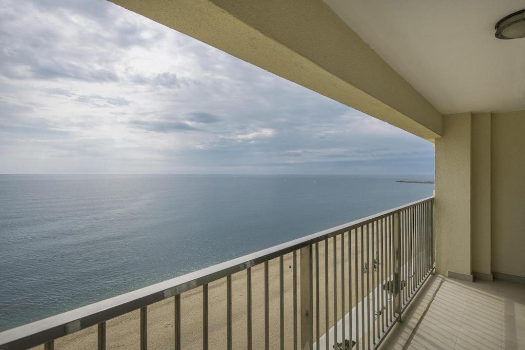 Apartamento en primera línea con espectaculares vistas al mar - 1