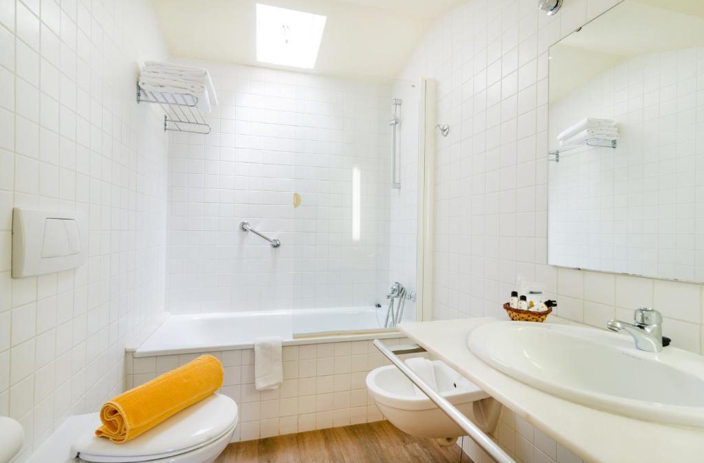 Hotel Ancora — Hotel rooms in Palamos, Catalonia