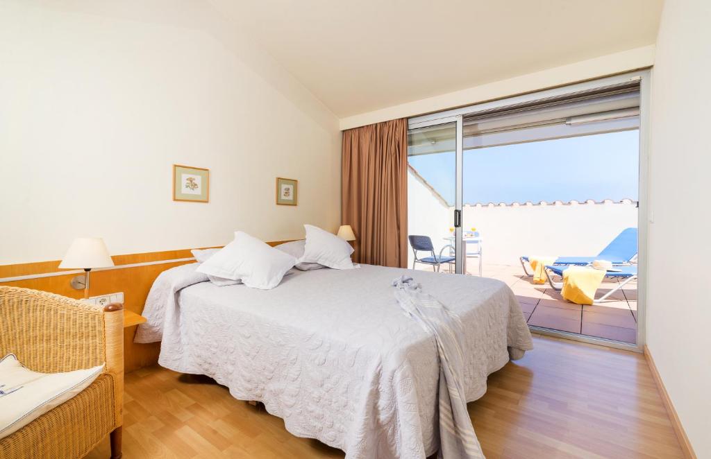 Hotel Ancora — Hotel rooms in Palamos, Catalonia