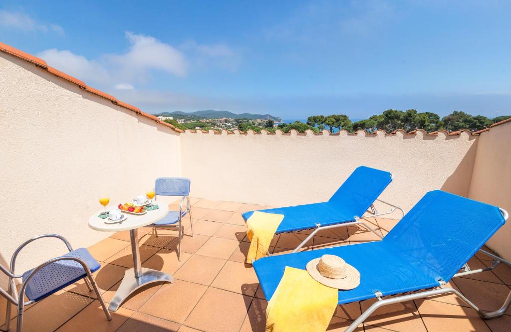 Hotel Ancora — Hotel rooms in Palamos, Catalonia