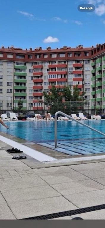Dobrinja 5 kod bazena - 4
