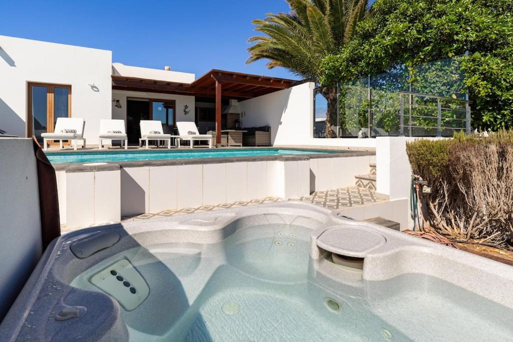 3 bedroom villa with pool and jacuzzi - 5