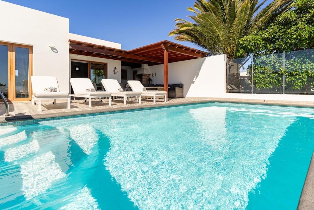 3 bedroom villa with pool and jacuzzi - 1