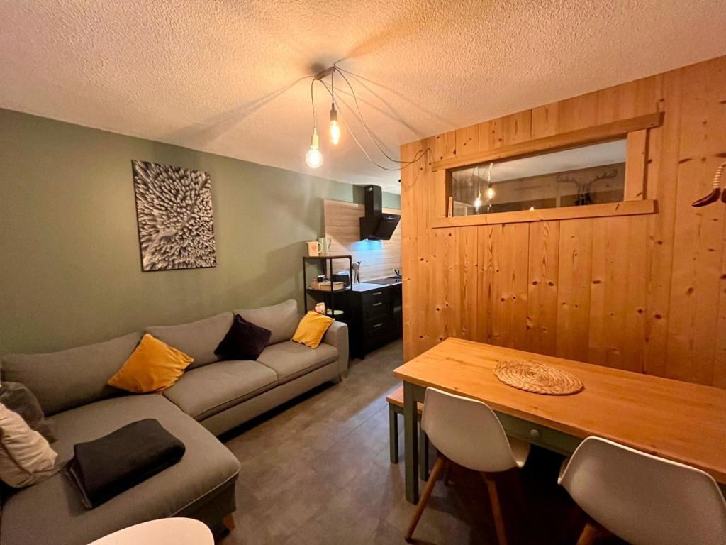 Appartement rénové 2 pièces, centre station, garage, animaux admis - FR-1-836-24 - 2