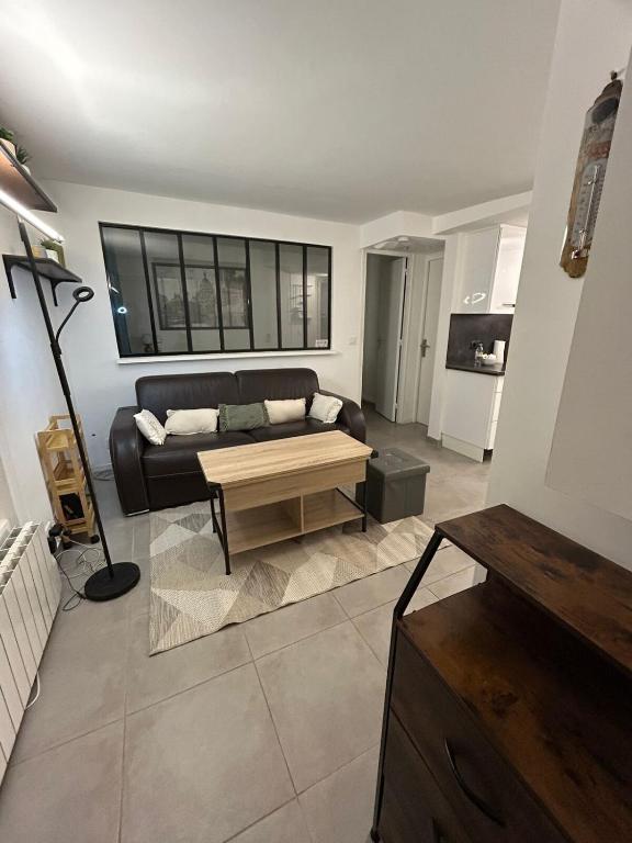 Parisian Hideaway - Heart of Montmartre, Abbesses - 2
