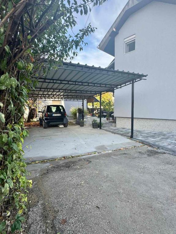 Prostrana moderna kuca u centru- 2 spavaće sobe, parking u dvoristu - 2