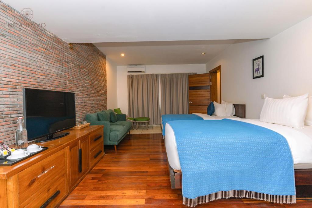 Shared lounge/TV area