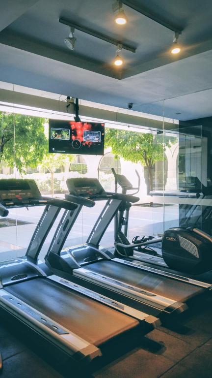 2 Bedroom Luminous Spacious LiveHotel Pool Gym - 4