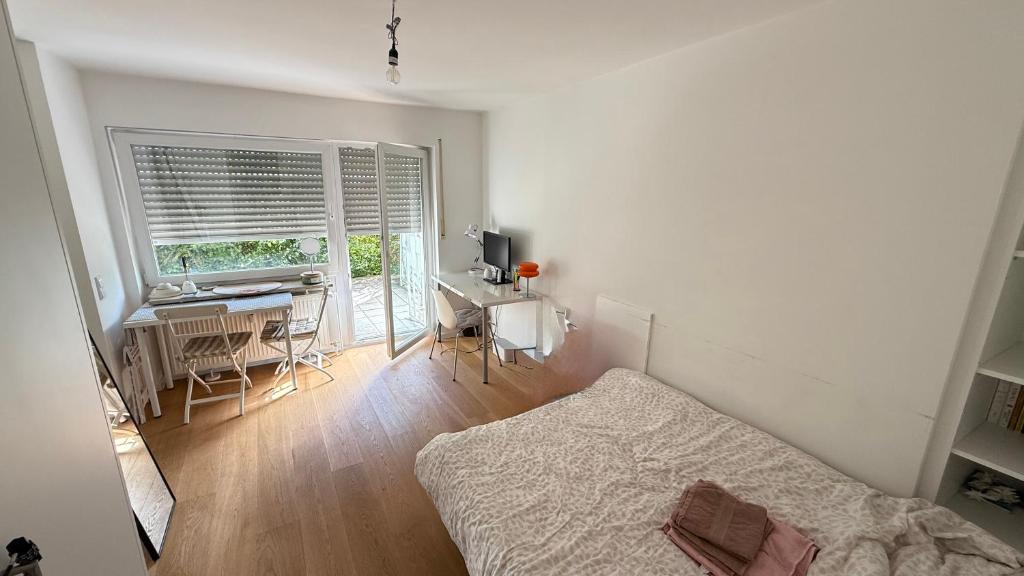 Bright Studio with Private Terrace near Nymphenburg Castle - 2
