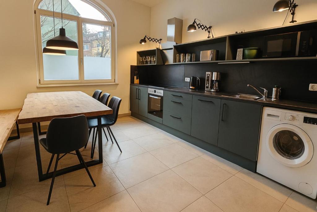 YFB-170m2 Apartment für bis zu 15, modern, 1min zu UBahn, Ruhige Lage, Parkplätze, WIFI, Netflix, Kindergerecht - 2