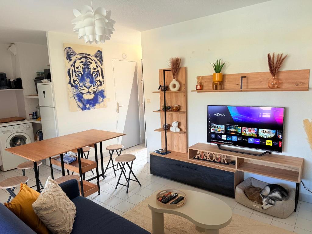 Résidence privée avec balcon, piscine et place de parking - 3