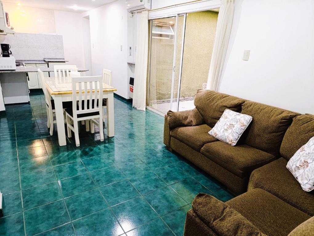 Amplio departamento en pleno centro con cochera privada - 3