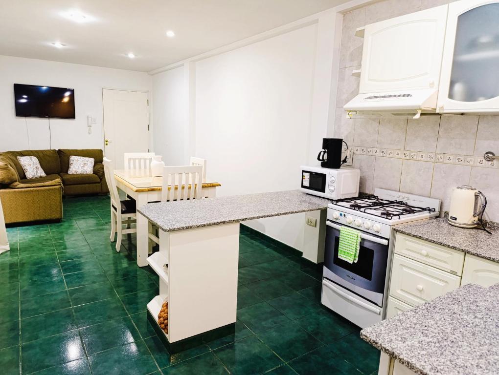 Amplio departamento en pleno centro con cochera privada - 2
