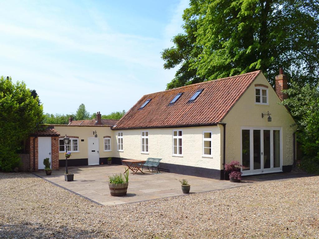 The Coach House, Yaxham in Yaxham - pet-friendly stay
